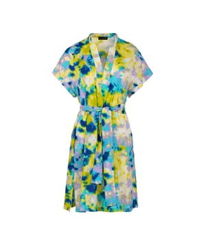 Deze zomerjurk met print is gemaakt van geweven viscose. Het is mouwloos en heeft een boord bij de armsgaten in dezelfde stof. Het heeft een mandarijnkraag van 2 cm en een sluiting van 4 cm bij de halslijn aan de voorkant om een V-vorm te creëren. Aan elke kant zit een binnenzak.  De jurk heeft grote splitten van 20 cm aan elke kant. De jurk kan worden gedragen met de riem of zonder als u een meer ontspannen zakjurkstijl wilt creëren. De riem in dezelfde stof is inbegrepen. Dit kledingstuk is gestileerd in een recht los silhouet.
