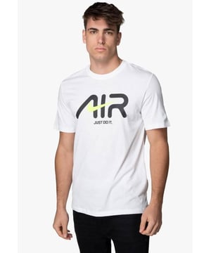 Nikes ikonische Technologie mit diesem Swoosh-T-Shirt für Herren.- - . Sauber und klassisch.- - . Rundhalsausschnitt, Kurzarm.- - . Dieses T-Shirt mit Standard-Passform besteht aus 100 % Baumwolle.- - . Waschmaschinenfest.- - .