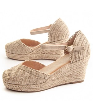 Esparto-Gras-Wedge für Damen. Bequeme Passform. Gepolsterte Innensohle. Rutschfeste Sohle. Verstärkter Näht. Von anderen Marken für unsere Marke hergestellt. Ungefähr Maße: 8 cm Absatz und 2 cm Plateau.