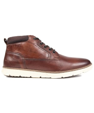 Estas botas chukka marrones de Thomas Crick son ideales para esos largos días de trabajo o de viaje. Confeccionados con una suela liviana, tobillo acolchado, marca sutil, plantilla de espuma acolchada y suela exterior resistente para mayor agarre.