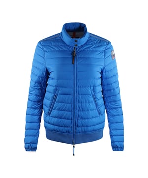 Parajumpers Virgie Crayon blauw gewatteerd donsjack. Blijf warm en stijlvol in de Parajumpers Blue Jacket. Dit luxe blauwe damesjack is gemaakt van lichtgewicht, geïsoleerde stof die warmte vasthoudt en beschermt tegen de elementen. Offer stijl niet op voor comfort - maak een statement!. Parajumpers Virgie-jas, twee verborgen zakken met ritssluiting aan de voorkant. PJS-patch op de linkermouw, centrale ritssluiting, blauwe parajumper-jas, gemaakt van 35% gerecyclede stoffen. Bovenmateriaal: 100% polyester, voering: 100% polyamide, vulling: 90% eendendons, 10% eendenveren, elastische manchetten en zoom, normale pasvorm. Stijl: SL32 Virgie 211