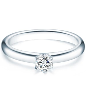 Glamorous, but with style: According to this motto, the engagement ring of the Manufaktur Suror was created in 1934. Jewelry lovers appreciate the classic design in the legendary Tiffany Setting, which has not lost its attractiveness for around 130 years. The zirconia solitary presents itself timelessly in the 6-Krappen version from 925 sterling silver developed by Juwelier Charles Tiffany, which maximizes the light reflection in the jewelry stone. The inexpensive alternative to diamond ring inspires every bride - not only as a engagement ring, but also as a bridal smell and pretense ring.