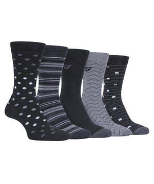 Pack de 5 calcetines Farah con dibujo clásico Un par de calcetines elegantes es esencial para completar cualquier conjunto formal. Estos calcetines de vestir Farah pueden hacer el truco con sus patrones clásicos y ajuste cómodo. Estos calcetines clásicos son ideales para cualquier situación con su mezcla de diseños y colores, siendo fáciles de combinar con cualquier atuendo que lleves. Estos calcetines están fabricados con un 47% de algodón, lo que los hace muy suaves y cómodos de llevar. El algodón también ayuda a regular la temperatura, asegurando que los pies estén frescos en verano y calientes en invierno. Estos calcetines también tienen una parte superior Gentle Grip que se amolda cuidadosamente al contorno natural de la pierna. Esta suave parte superior mantiene los calcetines en su sitio sin la constricción habitual de los puños normales, lo que los hace más cómodos durante largos periodos de uso. Estos calcetines están disponibles en las tallas 6-11 del Reino Unido y se venden en paquetes de 5 pares. Hay muchos modelos y colores disponibles. Detalles adicionales del producto - 5 pares - 6-11 UK - Marca Farah - Gentle Grip parte superior suave - Muchos estilos / colores - Algodón suave - Transpirable - 47% Algodón 45% Poliéster 7% Nylon 1% Elastano