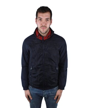 Chaqueta azul marino reversible de Emporio Armani. Chaqueta azul marino Emporio Armani. Cierre de cremallera. 100% Poliamida. Bolsillos con cremallera. Marca visible