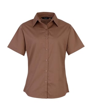 Zachte kraag styling. Afgeronde onderzijde. Uitgeruste styling met bustdarts en rugpijltjes. Easycare stof, korte mouwen. Geparelmoerde knoppen op lichtblauw en wit. Zelfkleurige knoppen op overige. Stof 65% Polyester, 35% Katoen. Gewicht 105 gsm.
