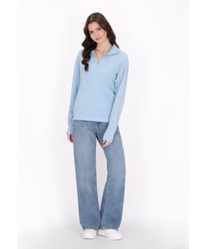 Hier ist ein vielseitiger Langarm-Pullover mit einem hohen Kragen und einem praktischen Reißverschluss für individuelle Halsabdeckung. Der weiche, strukturierte Stoff und der gerade Saum bieten Komfort und Stil. Perfekt für den täglichen Gebrauch oder aktiven Lebensstile, dieses Kleidungsstück besticht durch ein lässiges, aber raffiniertes Design, das sicherlich zu einem Garderobenklassiker wird.  Fleecepullover