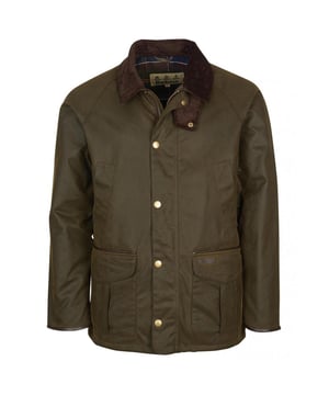 The Barbour Stratford wax jacket offers 8oz wax with a corduroy collar and throat tab for an amalgamation of country textures. Leather trimming, hand warmer pockets and lower box pleated patch pockets exude a sense of authentic luxury from his garment. Perfect for walks amongst nature or everyday wearing, the Stratford wax jacket is finished with a leather Countrywear badge to the left pocket and central back neck. Classic Fit