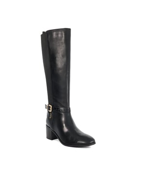 This knee high boot has a curved back to accommodate your calves. It comes with an eyecatching gold zip and a chunky mid heel. Team it with skinny jeans and a baggy knit for a cosy winter look.