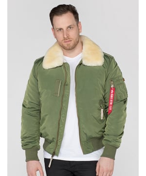 Moderne Bomberjacke mit abnehmbarem Fellkapuze, gepolsterter Füllung und Außenmaterial aus Flugnylon. Kontrastnaht; Kragen aus Schafsleder; RBF-Tag; Druck auf dem Ärmel; Bedruckter Bund. Produktnummer: 143104-01 SAGE