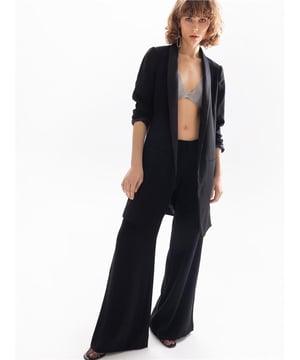 and two front pockets. The long length adds a touch of elegance, making it a versatile piece that can be dressed up or down. Pair it with a blouse and trousers for a professional look, or with a dress for a more formal event. This blazer is a must-have for any fashion-forward woman. Hergestellt aus 100% Polyester ist dieser detaillierte lange Blazer die perfekte Ergänzung