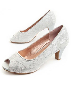 Hoge hakken voor vrouwen. Comfortabele pasvorm. Gefabriceerd door andere merken voor ons merk. Geschatte afmetingen: 6 cm hak.