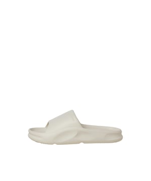 Ontdek de perfecte mix van stijl en comfort met onze muiltjes! De zachte schuimrubberen zool biedt hemelse demping voor elke stap. Met subtiele labeldetails voegen ze een ingetogen vleugje luxe toe aan je look. Of je nu thuis ontspant of een snelle boodschap doet, deze muiltjes zijn je ideale metgezel. Hun minimalistische ontwerp past bij elke outfit en gelegenheid. Geniet de hele dag van de lichtheid en het comfort. Stap in deze muiltjes en ervaar de luxe die je voeten verdienen.