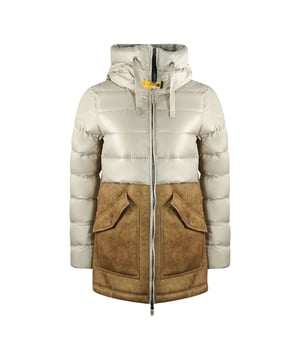 Parajumpers Sera Speciaal bruin leren donsjack. Blijf warm en stijlvol in de Parajumpers Brown Coat. Deze luxe damesjas is gemaakt van geisoleerde stof die warmte vasthoudt en beschermt tegen de elementen. Offer stijl niet op voor comfort - maak een statement!. Bovenmateriaal: 100% schapenvacht. Voering: 100% polyamide. Vulling: 90% eendendons, 10% eendenveren. Buitenkant 2: 80% polyester, 20% polyamide. 2 grote zakken, jack met capuchon, merklogo op de linkermouw. Ritssluiting, normale pasvorm, donsjack, normale pasvorm. Stijlcode: SE31 Sera Special 209