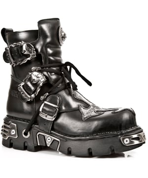 Dieser Stiefel ist eine beliebte Ergänzung der legendären Reactor-Serie und die ideale Wahl für alle, die sich für Gothic-Mode begeistern. Dieses Stück ist mit einem metallischen Motiv versehen, das Metalleinsätze an den Sohlen, metallische Markenzeichen und Metallbeschläge an den Schnallen verwendet, die jeweils auch Totenköpfe aufweisen. Um diesem Schuh einen zusätzlichen Gothic-Touch zu verleihen, ist die Vorderseite mit einem großen silbernen Kreuzmuster versehen, das sich vom hochwertigen Rindsleder abhebt und für ein auffälliges Design sorgt. • Absatzhöhe – 6 cm • Plateauhöhe – 3 cm • Schafthöhe – 17 cm • Wadenbreite – 36 cm • Obermaterial – Rindsleder