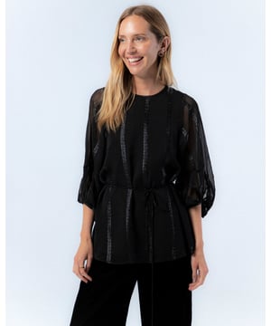 La Blusa Lara Rayas Brillantes es perfecta para añadir un toque de elegancia a tu armario de invierno. Con sus delicadas rayas brillantes y corte holgado, esta blusa ofrece comodidad y estilo. Ideal para combinar con pantalones oscuros y zapatos de tacón para un look sofisticado y moderno.
 
 
 
 Blusa con cuello redondo.
 
 Cinturilla con detalle.
 
 Manga abullonada.
