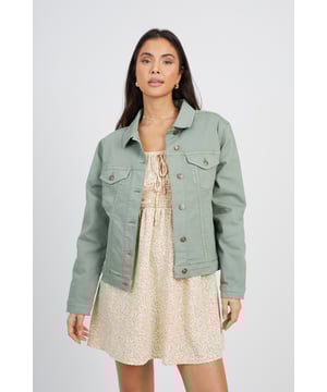 Embrace western chic with this Brave Soul denim jacket. Crafted in 100% cotton, it features two chest pockets, button fastenings, and contrast colour topstitching for an authentic look. The regular fit ensures both style and comfort. Elevate your casual style with this timeless piece. Model wears UK size 8.