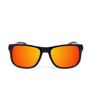 Gafas de sol TH1913S con montura de acetato.

Forma y diseño:
- Estas gafas Tommy Hilfiger tienen una silueta cuadrada clásica.

Material de la montura:
- La montura de estas gafas está fabricada en acetato, un material plástico.
- El acetato proporciona durabilidad, flexibilidad y un acabado liso a la montura.

Patillas de acetato:
- Las patillas también están hechas de acetato, a juego con el material de la montura.
- El acetato en las patillas las hace livianas y cómodas de llevar.

Detalles de la marca:
- Grabado de la marca Tommy Hilfiger en el lente.
- Estos elementos de diseño ayudan a identificar claramente el modelo como parte de la colección de gafas Tommy Hilfiger.

Lentes:
- Los lentes son de alta calidad.
- Estos lentes proporcionan una excelente protección UV y una visión nítida y clara.
 Medidas: Alto lente: 44 mm. Ancho lente: 55 mm. Puente: 18 mm. Patillas: 135 mm.
 Composición: Acetato
 Cuidados:
Utiliza un paño de microfibra suave y limpio para limpiar tus gafas de sol. Este tipo de paño no rayará los lentes.
Evita usar productos de limpieza abrasivos, detergentes, alcohol o acetona, ya que pueden dañar los lentes y los tratamientos antirrefleja