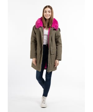 Cette parka d'hiver de myMo assure un look stylé et joyeux en hiver grâce à sa doublure de couleur contrastée et à sa fourrure synthétique. La fermeture éclair à haut niveau est protégée par une patte à boutons-pression et soutenue. De plus, une face intérieure douce et matelassée tient agréablement chaud. De plus, la doublure matelassée se trouve également à l'intérieur de la capuche et peut donc parfaitement remplacer un bonnet. Dans les poches à rabat cachées, vos mains sont réchauffées par une doublure en polaire douce. Le design sportif est complété par de superbes finitions et des détails tels que des accessoires avec logo.