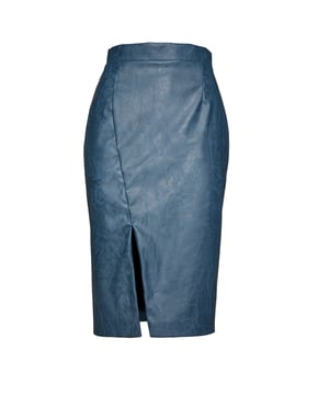 Deze winterse kokerrok is gemaakt van een faux leren stof. Met 4 cm brede tailleband in dezelfde stof en figuurnaden op de rug. Voorzien van een split naast het midden aan de voorzijde. Sluit met een verborgen rits aan de achterkant. Deze kokerrok heeft een knielengte en is volledig gevoerd. Draag hem met een aansluitende jersey top of, voor een meer formele office look, met een blouse en jasje. Hakken en een off-shoulder top zullen deze rok en jou meenemen voor een avondje uit!