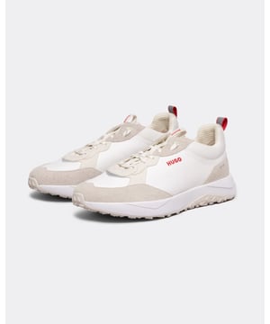 Zapatillas de deporte con cordones HUGO Kane Runn en blanco y crema con una parte superior de materiales mixtos de primera calidad, detalles llamativos y marca HUGO en contraste. Estas zapatillas deportivas contemporáneas de estilo running tienen detalles sencillos monocromáticos con detalles en rojo, una plantilla y un cuello en el tobillo acolchados y una suela exterior gruesa con tacos para mayor comodidad y agarre. Ya sea que quieras hacer una declaración de diseño, hacer algunos recados o dejar una huella en el gimnasio, estos son tus corredores preferidos.