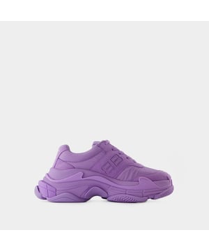 Do triple s fit true to size 2025