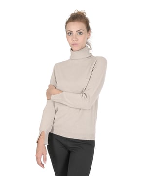 Suéter de cuello alto de cachemira Premium Crown of Edinburgh para mujeres COE 0023 TAUPE  
Diseño atemporal y elegante  
Fabricado en Italia  
Hecho con 100% cachemira para una suavidad y calidez lujosas  
El diseño de cuello alto añade un elemento chic a cualquier conjunto  
El versátil color topo se combina fácilmente con cualquier atuendo  
Cortado exclusivamente para mujeres que exigen lo mejor  
100% CACHEMIRA