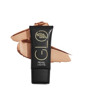 This creamy highlighter with added illuminating pigments creates a radiant glow for the perfect finish. Can be worn on top of Bondi Sands self tan for a gorgeous, natural glow.