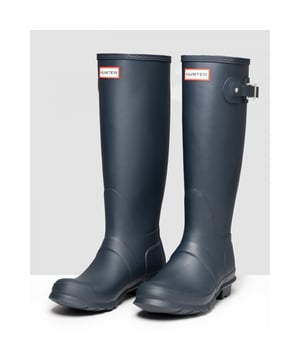 De originele Tall Classic Wellington-laars van Hunter is precies dat. origineel en klassiek. Deze blauwe premium designer regenlaarzen zijn perfect voor natte en modderige wandelingen of tijd doorbrengen in de tuin. De laarzen zijn volledig waterdicht. handgemaakt en voorzien van een heavy-duty rubberen buitenzool. Een polyester voering houdt je voeten comfortabel en knus. Ze zijn compleet met Hunter-branding.