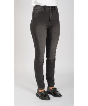Skinny jeans van TeeShoppen  
Stijlvolle en comfortabele jeans van TeeShoppen. Met jeans van TeeShoppen kun je het hele jaar door vrij en comfortabel voelen. Een goede en comfortabele jeans is een must-have in elke garderobe. Hier kun je jeans in het zwart zien. 

Heb je een top nodig die goed bij jeans past? Bekijk onze selectie voor herenkleding. 

 Welke maat hebben de jeans?  
Jeans zijn verkrijgbaar in 15 verschillende maten. Bekijk en kies je maat onder "maat". Maten zijn aangepast voor vrouwen. 

 Over TeeShoppen  
Bij TeeShoppen geloven we niet altijd dat prijs en kwaliteit hand in hand gaan, en dat willen we bewijzen. Het doel van ons assortiment is om je de mogelijkheid te geven om je garderobe aan te vullen met kleding die zowel basic als modern is. En alleen omdat het basic is, betekent niet dat het saai is. Onze kleding is ontworpen om te werken voor verschillende gelegenheden en is gemaakt van kwaliteitsmaterialen die ervoor zorgen dat ze comfortabel zijn om te dragen. Als je op zoek bent naar een tijdloze leverancier van mode voor zowel mannen als vrouwen, dan is TeeShoppen de plek voor jou. We zijn gespecialiseerd in de verkoop van basic kleding. Je betaalt niet voor dure merken en kosten, maar alleen voor kwaliteit en service. En net zoals de modewereld voortdurend verandert, breiden wij ook voortdurend ons assortiment uit.