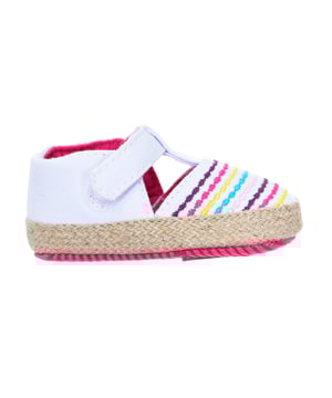 Soepele babyschoentjes.
 Bandsluiting op de wreef met klittenbandsluiting aan de zijkant.
 Zachte textiel binnenkant.
 Espartozool.
 Naden in toon zichtbaar.
 Samenstelling: Buitenkant: Textiel; Binnenkant: Textiel; Zool: Textiel
 Onderhoud:
Reinigen met een natte doek.