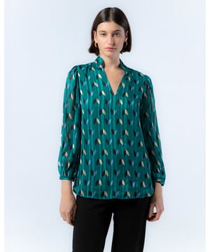 Con la blusa Sofía en azul, sentirás la calidez de los días de otoño. Su tejido lurex y el estampado de hojas en contraste te envuelven en una elegancia acogedora, mientras que el detalle acabado en los puños añade un toque sofisticado a tu estilo invernal.
 
 
 
 
 
  Blusa con cuello pico y manga larga. 
 
 
 
 Tejido con textura de rayas satinadas. 
 
 Estampado de hojas.