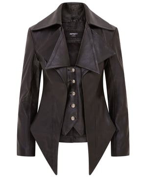 Entra en el mundo de la elegancia gótica con nuestra chaqueta de cuero gótica para mujer, una cautivadora mezcla de estilos eduardianos y victorianos con elementos punk góticos. Este abrigo presenta un diseño de gabardina entallada con un estilo dramático que ofrece una silueta llamativa. Elaborado con cuero 100 % de primera calidad, promete durabilidad y una sensación de lujo. Los elementos de diseño audaces lo hacen perfecto para quienes buscan hacer una declaración de estilo, fusionando a la perfección la elegancia histórica con un toque contemporáneo. Diseño de chaqueta eduardiana entallada Cuero de cordero 100 % de primera calidad Dobladillo de frac dramático para una silueta única Elegante mezcla de estilos eduardianos y victorianos Perfecto para una declaración audaz y vanguardista