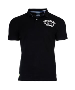 Einfarbiges Poloshirt für Herren von der Marke Superdry. Weiche Pique-Qualität aus reiner Baumwolle. Kurze Ärmel, Knopfleiste und Logo Stickerei.