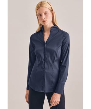 Modische Bluse mit Kelchkragen und gesperrtem Ausschnitt. Die langen Manschetten sind mit zwei Knöpfen bestückt. Vorderteil sowie Rückenteil haben formgebende Abnäher. RL 72cm.