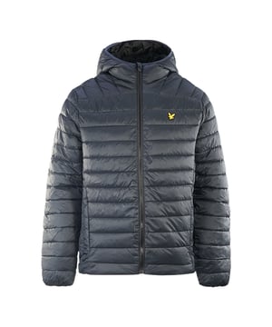 Lyle & Scott Lichtgewicht Gequilted Zwarte Jacket. Weerspanning met stijl in de Lyle & Scott Jacket. Deze strakke jas is ontworpen om geweldig uit te zien met bijna elke outfit. Maak een statement met een jas die er geweldig uitziet en je beschermt tegen de elementen. Lyle & Scott Zwarte Jas, Met Kap, 100% Polyester. Centrale Ritssluiting, 2 Ritssluiting Zakjes. Regular Fit, Valt Normaal. Merkenbadge Op De Voorzijde Van De Linker Borst. Stijl: JK1377SP 572