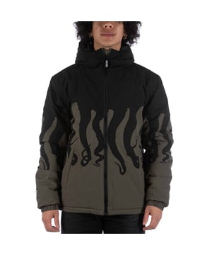 Especificaciones: Chaqueta con relleno de guata térmica. Capucha ajustable con cordón en la espalda, cierre de cremallera y cursor con logo, puños elásticos. Estampado digital de tentáculos con bordes bordados, dos bolsillos con cremallera y un bolsillo interior con cremallera repelente al agua. Cintura ajustable con elástico, parche con logo de PVC aplicado en la manga. Corte: Regular La modelo lleva la talla: M Altura del modelo: 180 cm