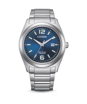 Diese Citizen Analoguhr für Herren ist das perfekte Zeitmesser, um sie zu tragen oder zu verschenken. Das silberne 42 mm runde Gehäuse in Kombination mit dem bequemen silbernen Titanarmband sorgt dafür, dass Sie dieses atemberaubende Zeitmesser ohne Kompromisse genießen können. Angetrieben von einem hochwertigen Eco-Drive-Uhrwerk und bis zu 5 Bar wasserdicht, wird Ihre Uhr weiterhin ticken. ECO-DRIVE - Eco-Drive ist eine 40-jährige Kerntechnologie von CITIZEN, die selbst bei schwachem Licht Energie erzeugt und es Uhren ermöglicht, über sechs Monate sogar im Dunkeln zu laufen. Diese Analoguhr verfügt über eine Kalenderfunktion: Datum, solarbetrieben, leuchtende Zeiger und leuchtende Zahlen. Hochwertiges 21 cm langes und 22 mm breites silbernes Titanarmband mit einer Klappschließe mit Druckknopf. Gehäusedurchmesser: 42 mm, Gehäusehöhe: 9 mm, Gehäusefarbe: Silber und Zifferblattfarbe: Blau.