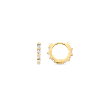 Pendientes Dazfi de Circonita Brillante acabados en baño de oro amarillo de 18 quilates. Basic encarna la sencillez refinada, piezas atemporales con líneas suaves y el brillo adicional de las circonitas. Joyas básicas sin pretensiones que son perfectas para el uso diario, pero también pueden funcionar en ocasiones especiales.