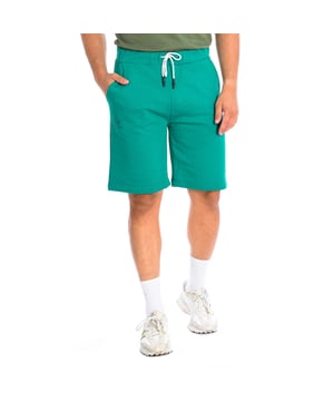 Pantalón corto deportivo La Martina.  
Color Verde
Bermudas de algodón regular fit.
Cinturilla elástica y ajustable mediante cordón,
Dos bolsillos abiertos en los laterales. 
Un bolsillo trasero de parche.
Logo estampado en la parte delantera.
Costuras vistas a tono.

Composición:  100% Algodón.

- Lavar máximo a 30ºC.
- Planchar a media temperatura, máx. 110ºC.
- Secar a temperatura baja en horizontal.
- No admite lejía.