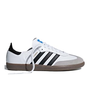 Stap in stijl het veld op met de iconische Samba. Deze schoenen hebben een bovenwerk van soepel leer en strakke suède accenten, waardoor de klassieke look en feel behouden blijft. De vetersluiting zorgt voor een comfortabele pasvorm, terwijl de voering van synthetisch leer en de tussenzool van gomrubber ondersteuning en demping bieden. Breng een eerbetoon aan het voetbalerfgoed met de getextureerde rubberen cupzool en het T-neusontwerp, compleet met goudfoliedetails en metalen accenten die de naam "Samba" spellen.
adidas Sambas hebben een normale pasvorm, maar sommige mensen vinden ze iets aan de smalle kant. Heb je bredere voeten? Kies dan een halve maat groter voor wat meer ruimte
