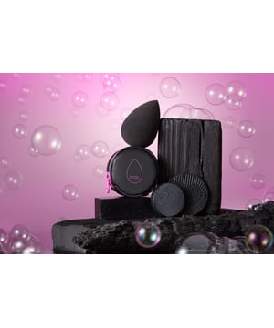 Een startset met de huidperfectionerende Beautyblender en spons- en borstelreiniger, Blendercleanser (doordrenkt met vuilafstotende houtskool!).

Zet je beste gezicht naar voren met deze set Beautyblender essentials. Krijg een airbrush-afwerking met de randloze Beautyblender Pro, houd je gereedschap vlekkeloos met de ontgiftende, met houtskool doordrenkte Blendercleanser. Je krijgt ook een siliconen schrobmat om hardnekkige vlekken te verwijderen. Berg alles op in het geventileerde etui en neem je gereedschap mee onderweg!