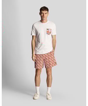 Ontworpen om te worden gedragen met een eenvoudig T-shirt of het bijpassende bloempatron shirt, bieden deze mesh-voering resort zwembaden met sneldrogend fabric, de iconische Lyle & Scott-stijl zowel in als rond het zwembad.