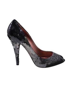 VINTAGE, NEUPREIS WIE NEU  
Keine Schuhkollektion ist vollständig ohne ein Paar glanzvolle Pumps. Diese Miu Miu Schönheiten sind mit Pailletten bedeckt und haben eine runde Zehenform sowie 120 mm hohe Absätze. Die Pumps verfügen außerdem über bequeme Einlagen und robuste Sohlen. Tragen Sie diese Pumps zu Ihrer nächsten Party und lassen Sie Ihre Füße die Tanzfläche erobern.  
Miu Miu Paillettenpumps aus schwarzem Leder  
Zustand: Ausgezeichnet, mit Staubbeutel  
Abnutzungsspuren: Keine  
Material: Leder  
Farbe: schwarz  
Größe: EU41/US11  
Absatzhöhe: 120 mm  
SKU: 152005