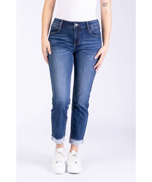 Unsere Gianna ist eine ganz weiche Jog-Denim-Pant mit Upen-Hem-Turn-Up, in einer High-Ankle Länge
