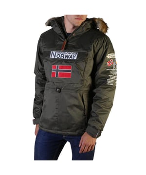 Marca: Geographical Norway  
Colección: Otoño/invierno  
Género: Hombre  
Tipo: Bomber  
Cierre: Cremallera lateral  
Mangas: Largas  
Bolsillos Externos: 3  
Material: Poliéster 100%  
Forro Principal: Poliéster 100%  
Patrón: Color sólido  
Lavado: Lavar a 30°c  
Altura del Modelo, cm: 185  
El Modelo Usa una Talla: M  
Capucha: Fija  
Interior: Forrado, Acolchado  
Detalles: Inserciones de Piel Sintética, Logo Visible  