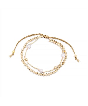 Armband gemaakt van metaallegering en champagne kubieke zirkonia met 18 karaat geelgouden plating. De ontwerpen in de AFRICA Fantasia-lijn hebben niet alleen een wereldwijde uitstraling, ze maken ook het verschil en hebben een radicale impact. Zorgvuldig met de hand gemaakte ontwerpen met veelkleurige stenen, turkoois en parels brengen verfijnde sieraden tot leven.  Hun exotisme wordt alleen geëvenaard door hun bescheidenheid. Intuïtief, doordacht, ze doet het goed elke keer dat je het draagt en vertegenwoordigt als weinig anderen de meest kosmopolitische stedelijkheid: BE AUTHENTIC (NOT) UNIQUE.