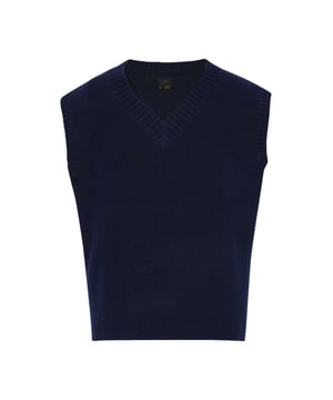 Deze mouwloze top heeft een V-hals voor een perfecte pasvorm. De geribde halslijn en armsgaten bieden flexibiliteit en comfort. De fijngebreide textuur zorgt voor warmte en zachtheid, ideaal voor verschillende gelegenheden, van formeel tot casual. Het bovenlichaam is bedekt terwijl de armen vrij blijven, wat dit stuk veelzijdigheid en elegantie geeft.  Slipover