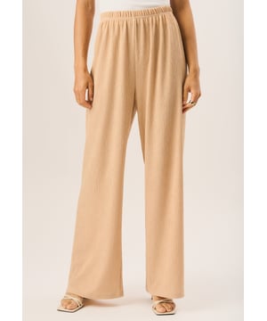 Verbessern Sie Ihr Modebewusstsein mit unserer Wide Leg Trousers. Diese Hose bietet mühelosen Stil und Komfort mit einem Pull-on-Design und weitem Bein. Die Farbe und die einzigartige Textur verleihen Ihrer Garderobe den perfekten Hauch von Raffinesse.