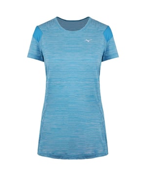 Camiseta azul Mizuno Alpha para mujer, una fusión perfecta de estilo, comodidad y rendimiento hecha a medida para la mujer activa. Confeccionada con precisión y diseñada para potenciar tus movimientos, esta camiseta es un complemento versátil para tu vestuario deportivo. Aquí tienes una descripción detallada de sus principales características:

  Diseño dinámico:  La camiseta Mizuno Alpha Blue para mujer presenta un diseño dinámico que combina a la perfección moda y funcionalidad. El vibrante color azul añade un toque de energía a tu entrenamiento o conjunto casual.

  Tejido ligero y transpirable:  Mantente fresco y cómodo durante tus entrenamientos con el tejido ligero y transpirable de esta camiseta. Su diseño favorece la circulación óptima del aire, lo que garantiza que te sientas fresco y cómodo, tanto si vas al gimnasio como si sales a correr.

  Tecnología de evacuación de la humedad:  Mantén el sudor a raya con la avanzada tecnología de evacuación de la humedad. La camiseta aleja eficazmente la humedad de tu cuerpo, permitiendo una rápida evaporación y manteniéndote seco incluso durante las actividades más intensas.

 Ajuste atlético:  La camiseta Mizuno Alpha está diseñada para un ajuste atlético que complementa los movimientos naturales de tu cuerpo. Tanto si realizas un entrenamiento de alta intensidad como si disfrutas de una sesión de yoga, el ajuste garantiza comodidad y libertad de movimientos.

  Detalles reflectantes:  Mejora la visibilidad en condiciones de poca luz con detalles reflectantes estratégicamente colocados. Tanto si haces footing al atardecer como si disfrutas de un entrenamiento matutino, estos detalles contribuyen a tu seguridad y visibilidad.

 Tejido de secado rápido:  El tejido de secado rápido garantiza que te mantengas cómodo incluso durante entrenamientos intensos. Facilita una rápida evaporación, evitando que la camiseta se vuelva pesada por el sudor y permitiéndote seguir concentrado en tus objetivos de fitness.