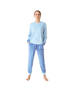 Pijama manga larga y pantalón largo J and J Brothers.
Color Azul-estampado
Camiseta lisa cuello el V.
Textura suave.
Pantalón estampado largo con cinturilla elástica ajustable mediante cordón.
Bolsillos abiertos frontales.
Costuras vistas a tono.

Composición:  Camiseta: 95% Poliéster, 5% Elastano; Pantalón: 95% Poliéster, 5% Elastano.

-Lavar a temperatura máx. 30º.
-No usar lejía.
-Planchar a temperatura máx. 110º.
-No admite lavado en seco.
-No permite  utilizar secadora.
